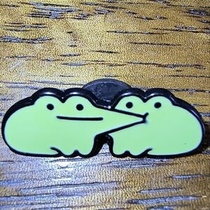Women’s Jewelry Cute Green Frogs with One Biting the Others Face Enamel Pin